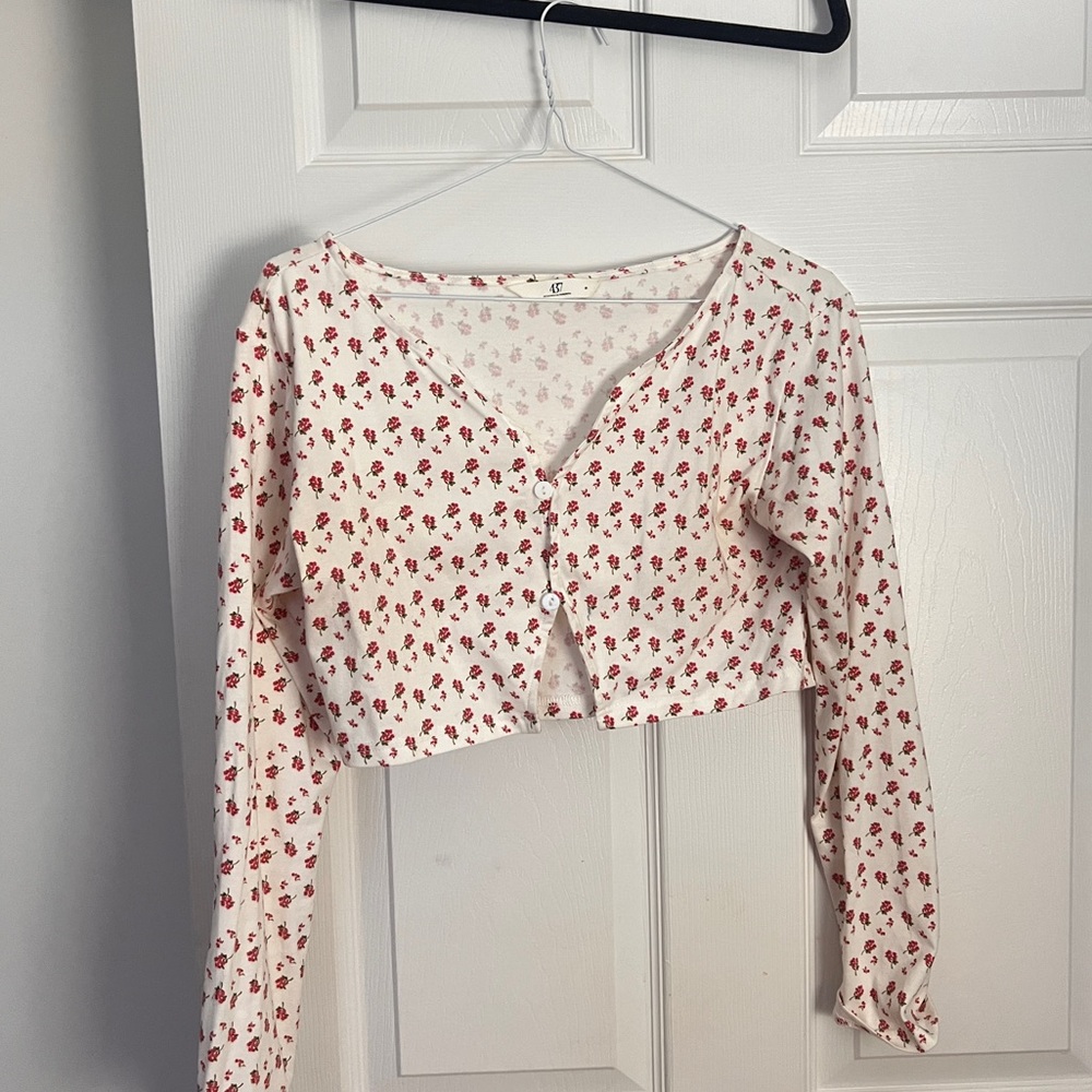 437 Cropped Floral Button-Front Long Sleeve Top - Cream with Red Floral